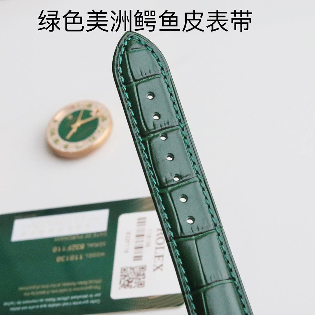 【实在品质 不怕实拍】闪闪发光的劳来了😍😍 劳就要有金有钻)劳力士ROLEX星期日历型day-date 36mm系列118138皮带绿珐琅满天星少量到货！劳力士满天星在名表里面就像一颗闪闪发光的明星，气质魅力无可匹敌。它的技术细腻而巧妙，其色泽和材质更是完美的晶体形成，散发出一种优雅而雅致的气质！此次搭载的依然为了配合官方厚度一致采用eta2836全自动机械机芯，表盘尺寸官方一致36mm，属于中性尺寸，表盘采用绿色珐琅进口技术镶钻而成，每颗钻石都整齐的环绕着表盘，所有的目光似乎都聚焦在这一圈钻上！从每个细节均注重如一！配置原装表扣！玻璃上的防伪标识依然居中可验，内影编码均与官方一致采用832118序号！压轴之作，闪亮登场！