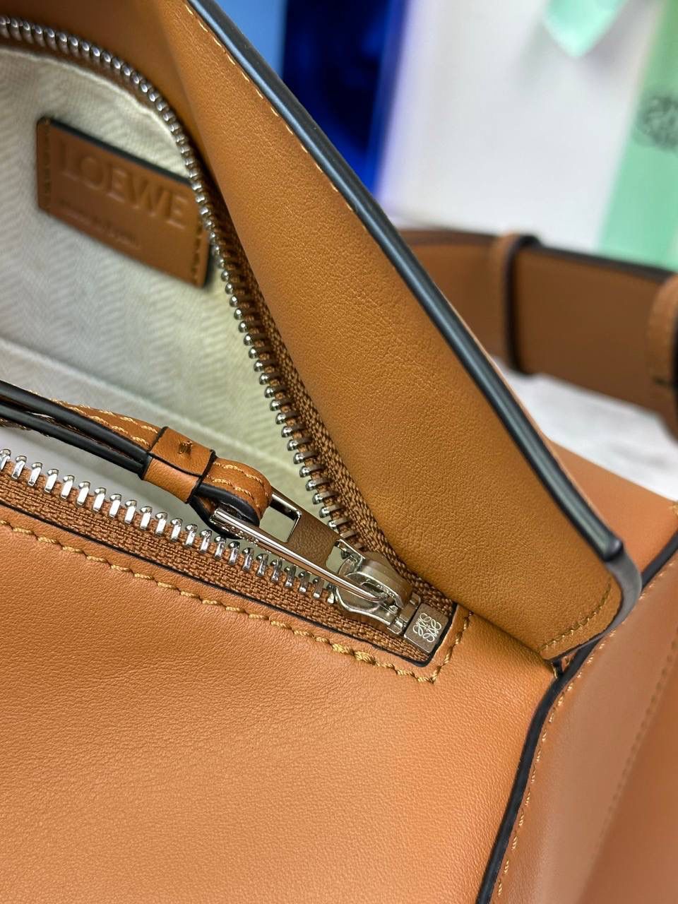 ⭐️最新升级版𝟮.𝟬-𝗣𝘂𝘇𝘇𝗹𝗲腰包⭐️ （土黄到货‼️） 尺寸：𝟮𝟰-𝟭𝟬.𝟱-𝟭𝟲𝗰𝗺 款号：052343 👉🏻长方体形状和精确的切割技巧创造出Puzzle 腰包以及独特的几何线条成为 “Loe罗家”的著名代表作~ 👉🏻金属搭扣开合，刻有标志logo徽标，可调节肩带，翻盖大容量插袋和一个外部拉链口袋，🐂柔软细腻napa小牛皮，正品Ykk五金，Anagram压纹，人字纹棉麻帆布内里 👉🏻（男女♀♂同款）大小非常合适。胸包、背包、单肩、斜挎、腰包五种背法任你解锁🔒 👉🏻 （独家背景➕独家品质➕独家包装➕独家控制对版细节📦➕精致全套礼盒套装❤️） 重点：让你花最少的钱💰体验最大的仪式感❤️