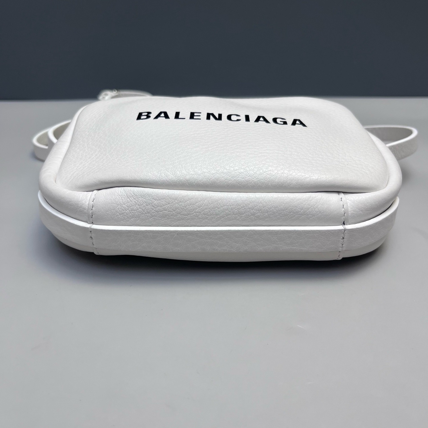 【預訂貨品】巴黎世家白色全皮相機包