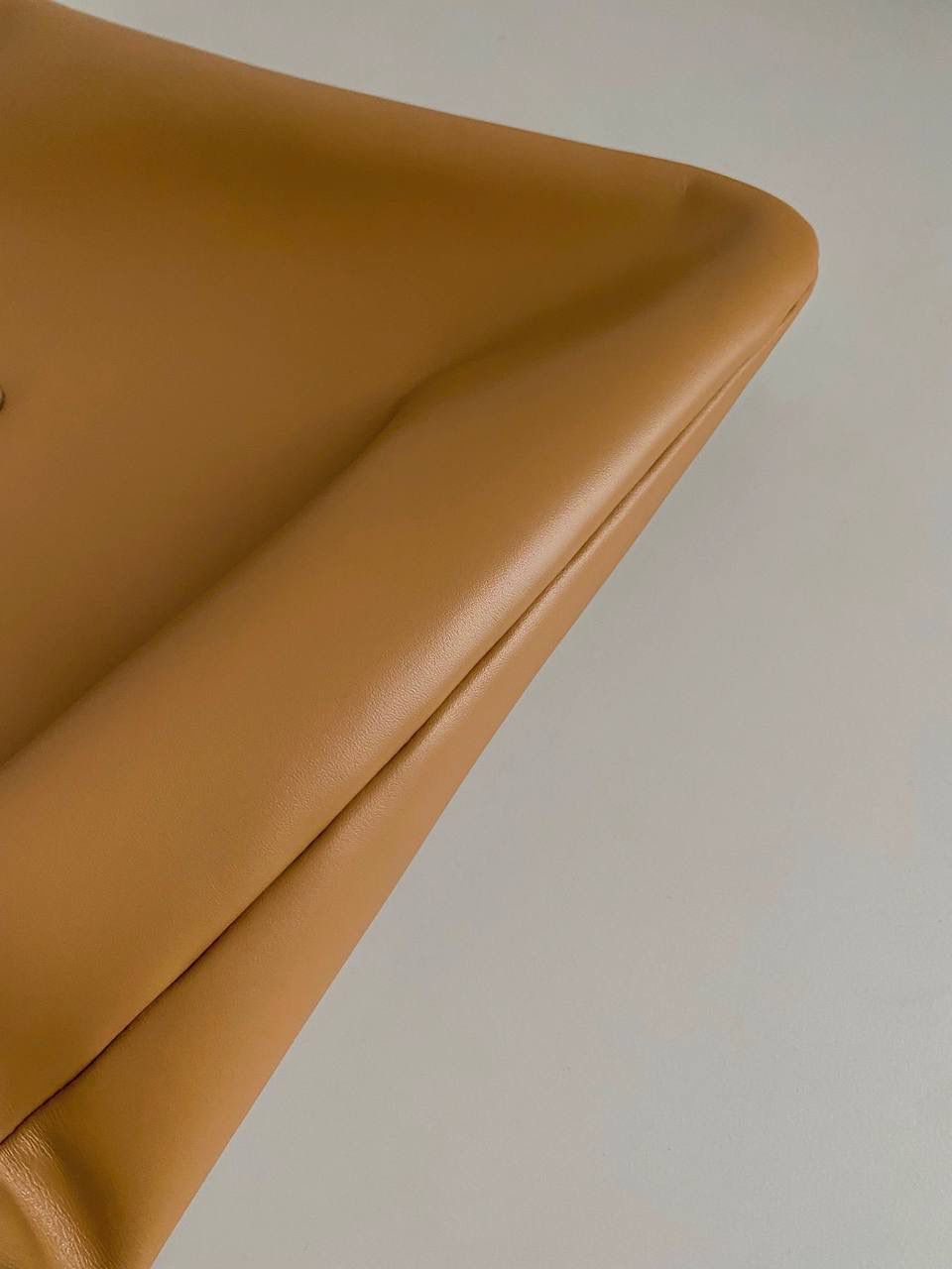 🈶棕色， 𝗠𝗶𝘂𝗠𝗶𝘂托特 拯救衣柜大爆款来了！ miu家最最最种草的一只大包 轻便 百搭又实用，出gai年度top☝🏻 要抢疯了的节奏，真的超爱 ！！快冲 35×40cm #F0110m