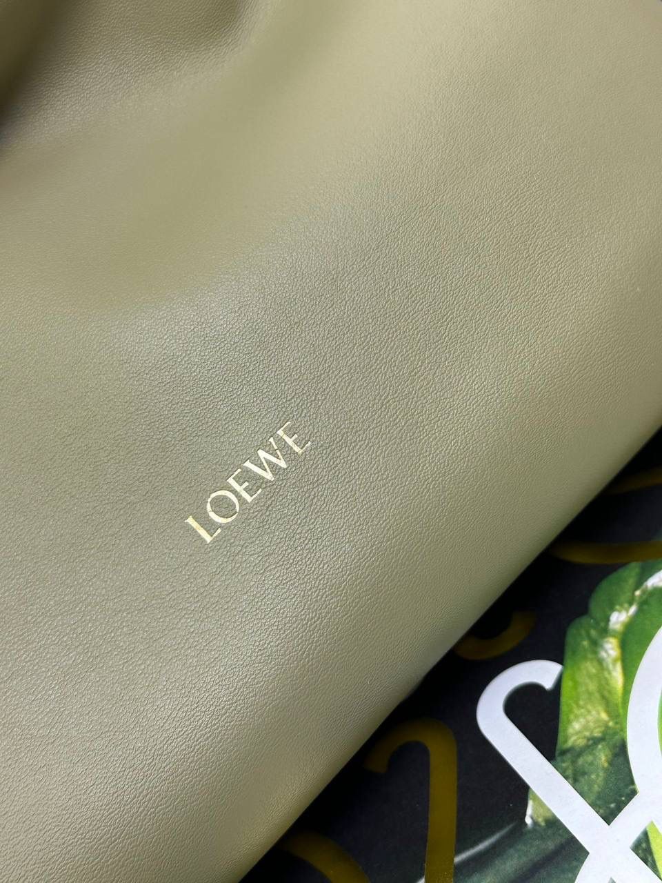 全新升级—中号𝙁𝙡𝙖𝙢𝙚𝙣𝙘𝙤出货啦✅ ❤️升级版福袋正面新增品牌烫金𝙇𝙤𝙜𝙤代替压印𝙇𝙤𝙜𝙤，肩带加宽同时增加两侧狗扣五金代替原本皮穿扣肩带，精致又便捷🥰 ❤️独家定制皮料五金，小牛皮皮质手感十分柔软且耐用，肩带🉑拆卸🉑调节，多种背法任你选择，容量超大，日常出行必备😍 ❤️独家品控，完全对版细节，全套礼盒🎁包装给你满满的仪式感🥰 中号尺寸：𝟑𝟎-𝟐𝟒.𝟓-𝟏𝟎.𝟓𝐜𝐦 款号：052028 黏土绿/新【配全套礼盒】