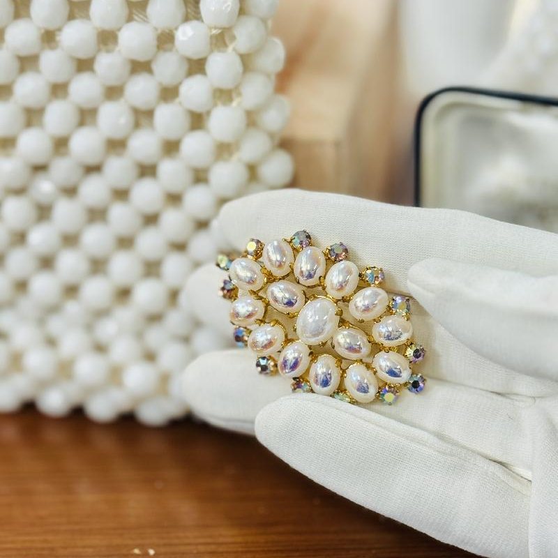 Vintage C.a. 1960s Czechoslovakian Iridescent Pale Pink Glass Brooch (B002)