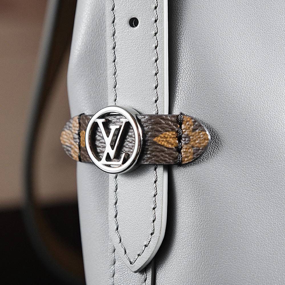 𝐂𝐀𝐑𝐑𝐘𝐀𝐋𝐋 𝐃𝐀𝐑𝐊芯片跳动码中号👜✨ ↘爆款𝐶𝑎𝑟𝑟𝑦𝑎𝑙𝑙 𝐷𝑎𝑟𝑘鲨鱼灰，强烈推荐闭眼入！ 羊皮面料搭配着老花肩带点缀，简直又是新宠大爆款， 慵懒随性感轻松拿捏🤏🏻 上市后一直处于一个断货王的存在！ 五金材质：厚镀纯钢五金 皮料材质：法国进口小羊皮 尺寸详情：𝟑𝟗*𝟑𝟎*𝟏𝟓cm