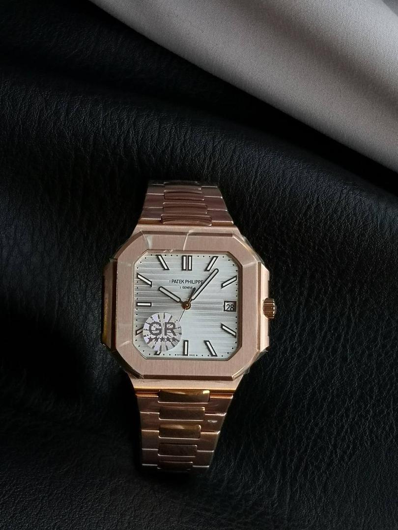 百达翡丽 方形 新系列CUBITUS 5821腕表 亮点特色：1️⃣机芯:搭载定制9015改Cal.26-330 SC一体机，调时不停秒，调时不停秒，摆轮位置均与正品一致，自动上链机芯。2️⃣钢带:316L定制级人体工程学表带，新扣款式。3️⃣表壳:尺寸45毫米厚度仅8.3mm，为表壳对角线长度(即10点位至4点位),因为表壳近似于方形，上下边的宽度会小于这一数值，所以视觉效果并不是很大。 搭配上，5821属于运动风格腕表，日常搭配正装和休闲风格也可以。