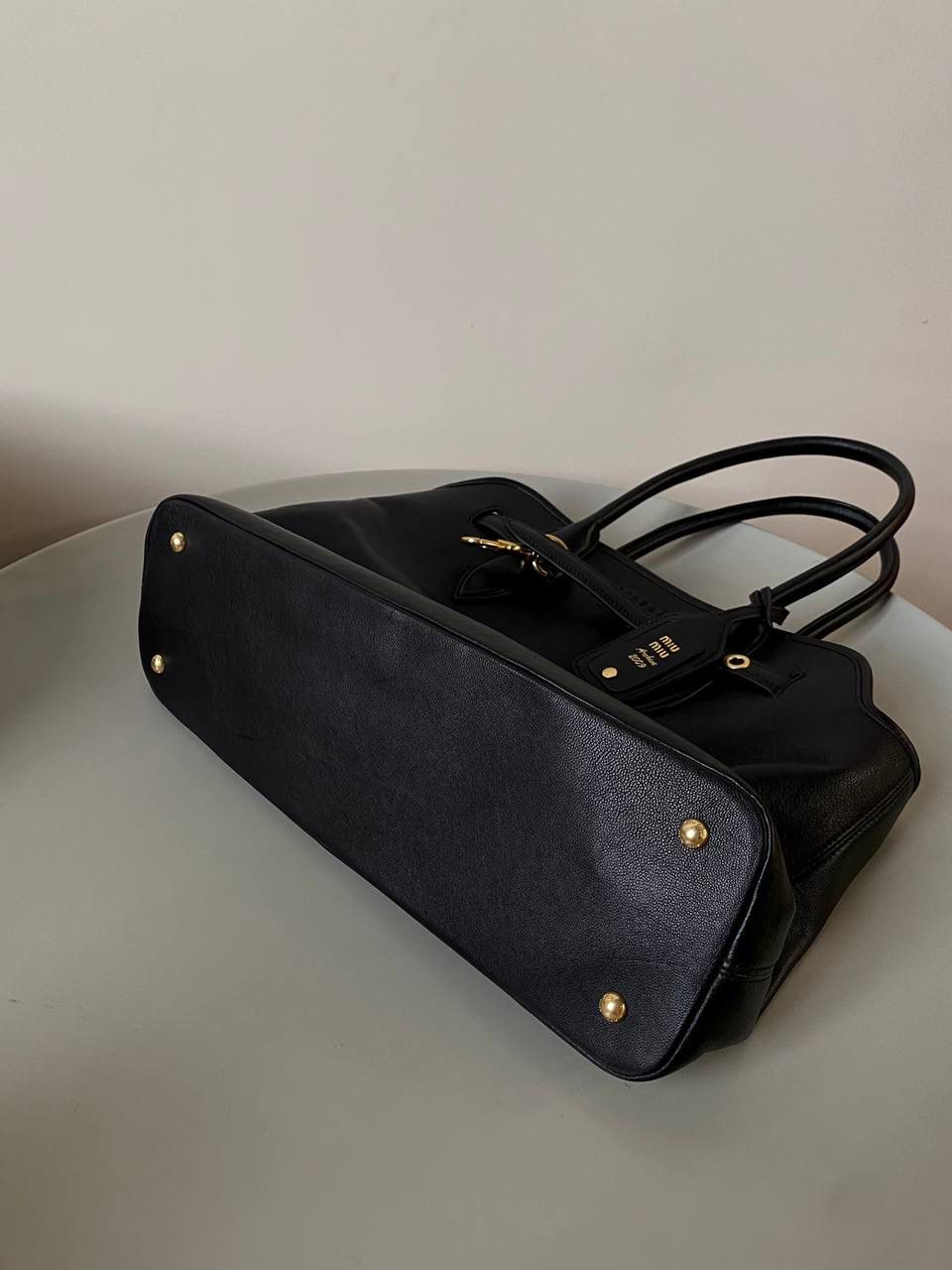 🈶黑色 𝗠𝗶𝘂𝗠𝗶𝘂 手提包 这只Aventure我要夸爆它！ 绝对是公文包中的颜值天花板 这款有多难买不用多说，绝对的断货王 酷酷的慵懒感洋气且时髦 还有一丢vintage感，超有调 上班通勤，日常出街都超出片 很有年轻人的活力！ 31×40×13cm #F0023m