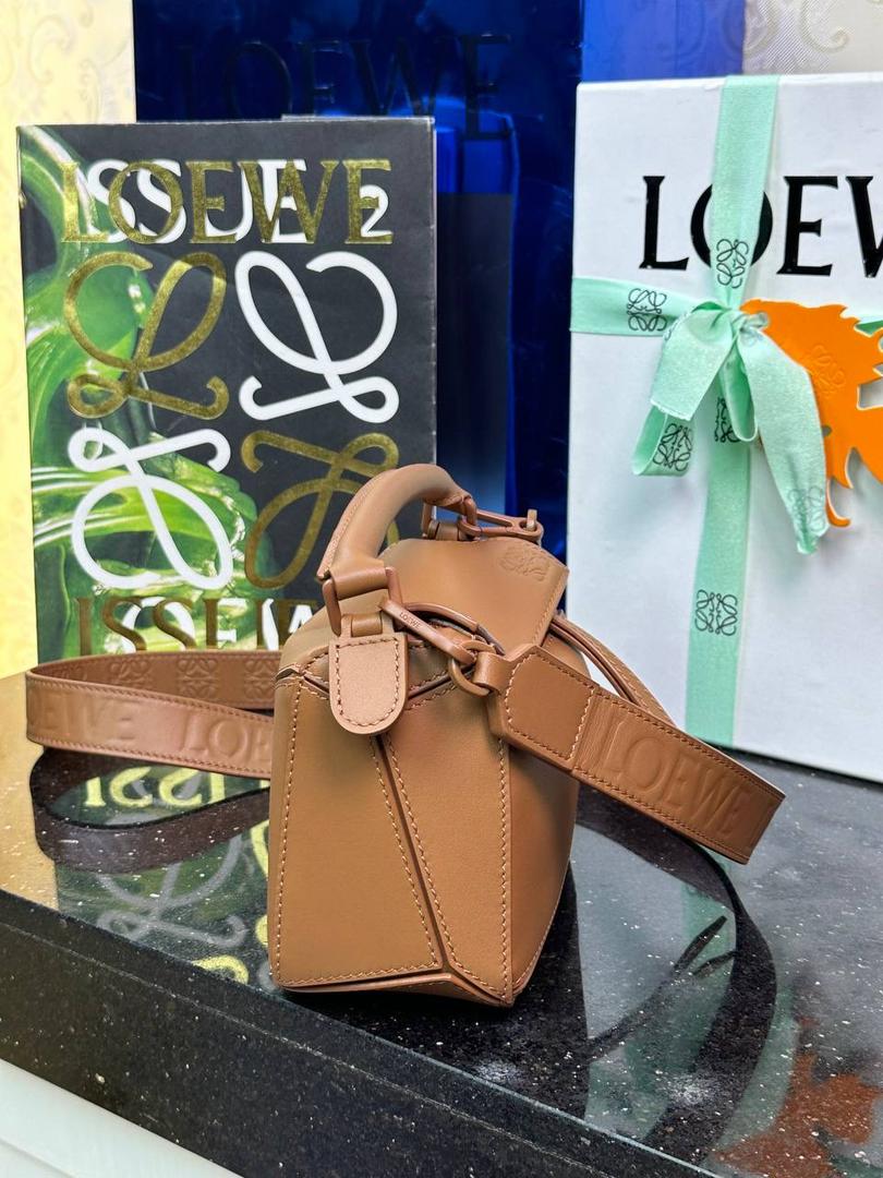 👉🏻迷你𝙿𝚞𝚣𝚣𝚕𝚎 【宽肩带】 迷你平纹/Anagram牛皮手袋👜 尺寸:𝟏𝟖-𝟏𝟐.𝟓-𝟖𝐜𝐦 编码:65222772棕色【配全套礼盒】 秋冬最新爆款上线啦…⤴️ 从手袋的小牛皮革、缝线、背带的金属环扣，内里内衬细节.都换上了最新的饱和单色系，细腻质感，为手袋增添了不一样的视觉魅力🔅