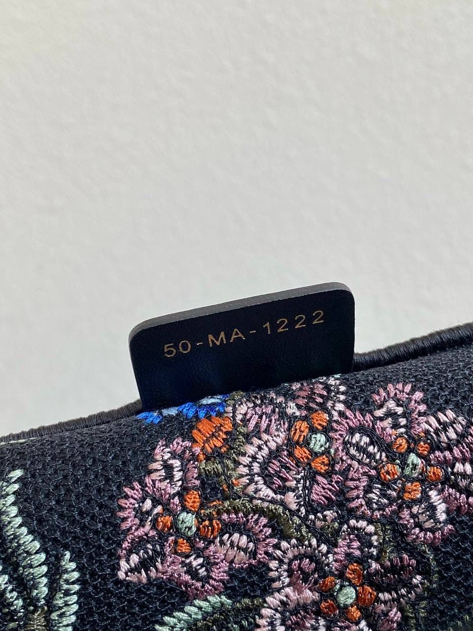 🈶繁花黑色中号 𝗖𝗗 𝗕𝗼𝗼𝗸 𝗧𝗼𝘁𝗲 23夏季繁花刺绣 它来了，钟情于每季花卉元素为主题 精湛的繁花刺绣工艺，栩栩如生的迷人🎀💐 给人一种烂漫愉悦的心情，很有度假氛围 夏天要来啦，拎上它，去有风的地方 36×27×16cm M1286m