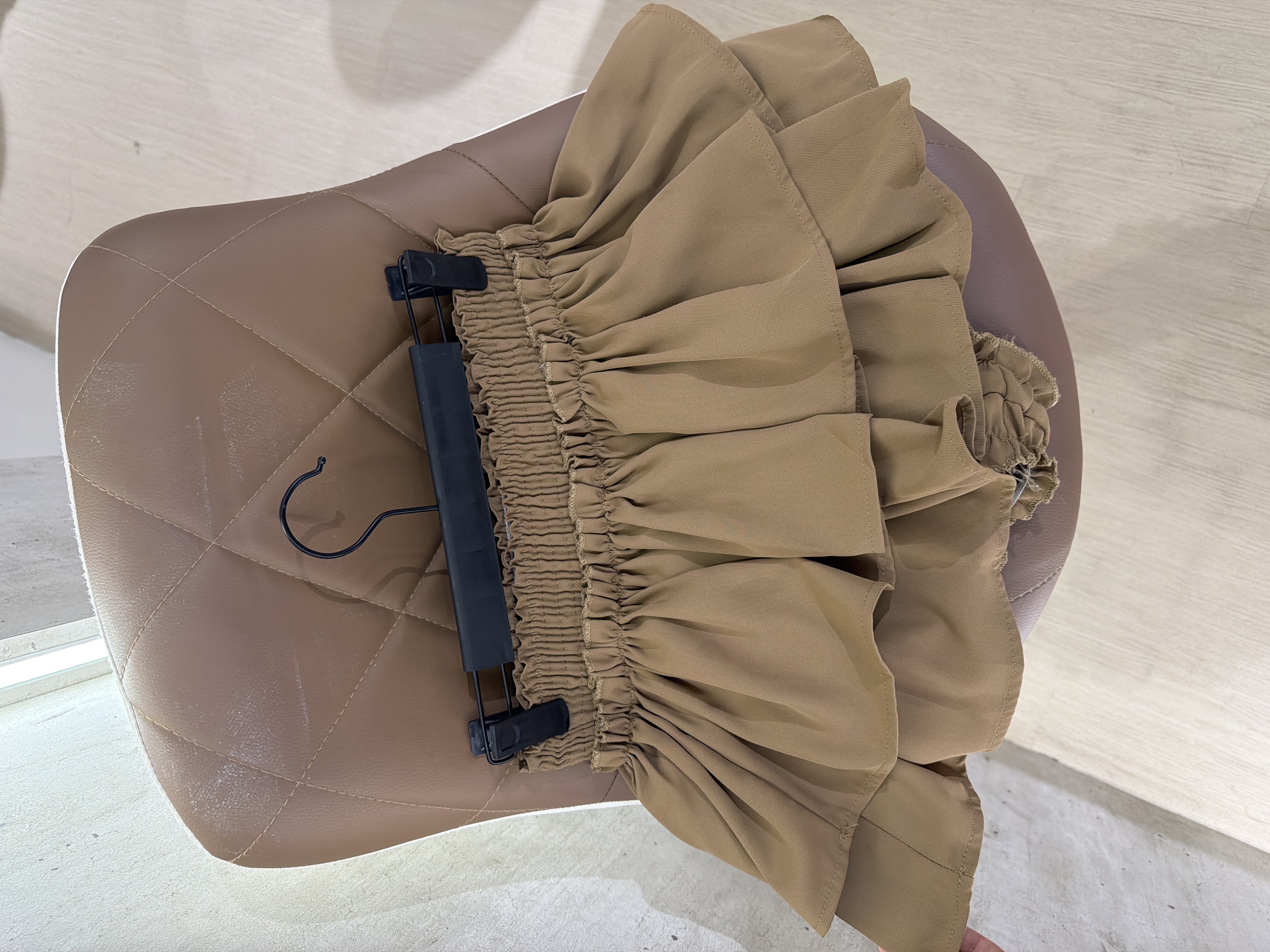 卡其色荷葉邊裙子