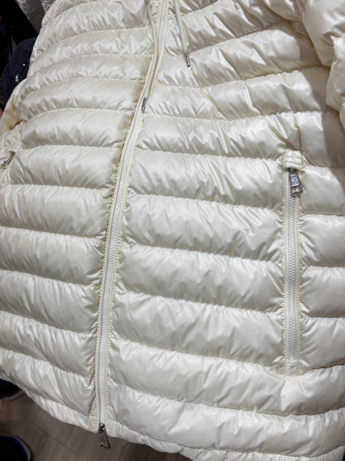 MONCLER outer 100% Nylon Size: 1 Down Outer 白色1碼 100%Authentic 95%new 