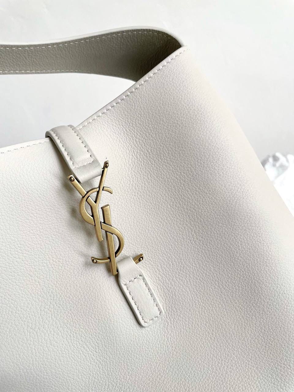 【已更新最新细节⚠️】 ys1 hobo bag腋下包小号 白金🤍 我和你们说，这只包看着普普通通 但是上身是真的很好看！ 第一次看到他们家有这种慵懒的腋下包 整个包都是柔软的原厂胎牛皮 又轻容量又大，真的很～～好背 这只包的灵魂在于圆滚滚中又有型 市场很多做得太挺括硬朗，那种货打咩啊❌ ZP开发⚠️全套包装哦～ 23×22×8.5cm713938m