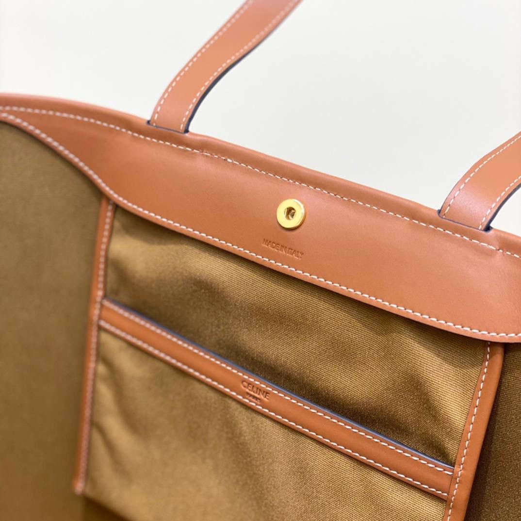 🔥大货实拍图 𝗖𝗘𝗟𝗜𝗡𝗘♥𝗧𝗥𝗜𝗢𝗠𝗣𝗛𝗘 𝗖𝗔𝗡𝗩𝗔𝗦购物袋 型号：191112 尺寸：30*37*22cm CELINE老花购物袋💁‍♀️不想和人撞包的妹子们可以考虑这款哦！经典的老花设计，简单又耐看，低调而不张扬，包包是磁扣开合，使用起来也很安全！