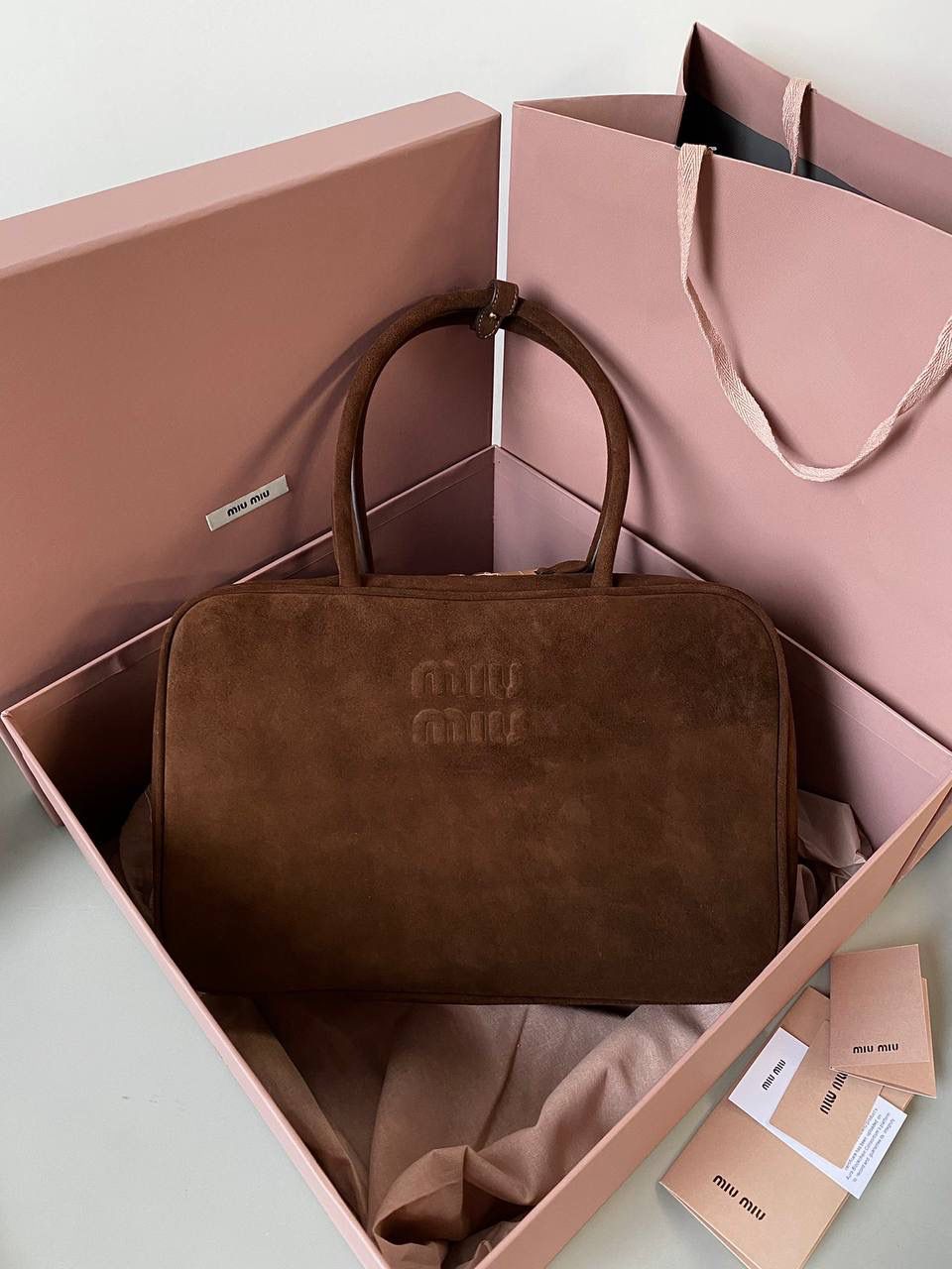 🈶可可棕 𝗠𝗶𝘂𝗠𝗶𝘂24秋冬公文包 今年棕麂皮系列大人气啊！ 深深的巧克力色，满满秋冬味儿～ 绒面皮每年都会有，但是！！今年这股风刮的特别猛 从秀场到ins博主穿搭，或者线上门店 几乎都有麂皮元素！ 西装款 夹克 风衣 鞋子 包括包包等 延续去年美拉德色系的颜色， 今年的颜色各种各样，有深有浅 但我唯爱咱miu家的这个巧棕色 绝对秋冬氛围感里，最“增质感”的时髦单品！ 23×34×10cm #F0020m