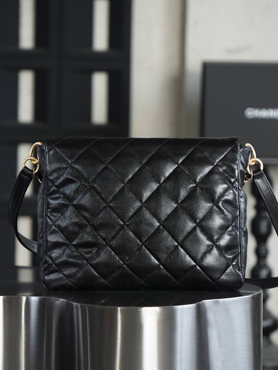 24P邮差Hobo大號鑒定版 👜 一包一碼 支持全球鑒定查驗身份證原廠專G Bonaudo原廠皮料過關清單資料可査詢 24P郵差/嬉皮包可以說是這一季的黑馬了，以其簡約而不失奢華的設計，融入復古學院風，展現出獨特的時尚魅力 五金：全銅復古鎏金 皮料：Bonaudo原廠小牛皮 尺寸大号：30*21.5*5cm 小号：24.5*19*5cm