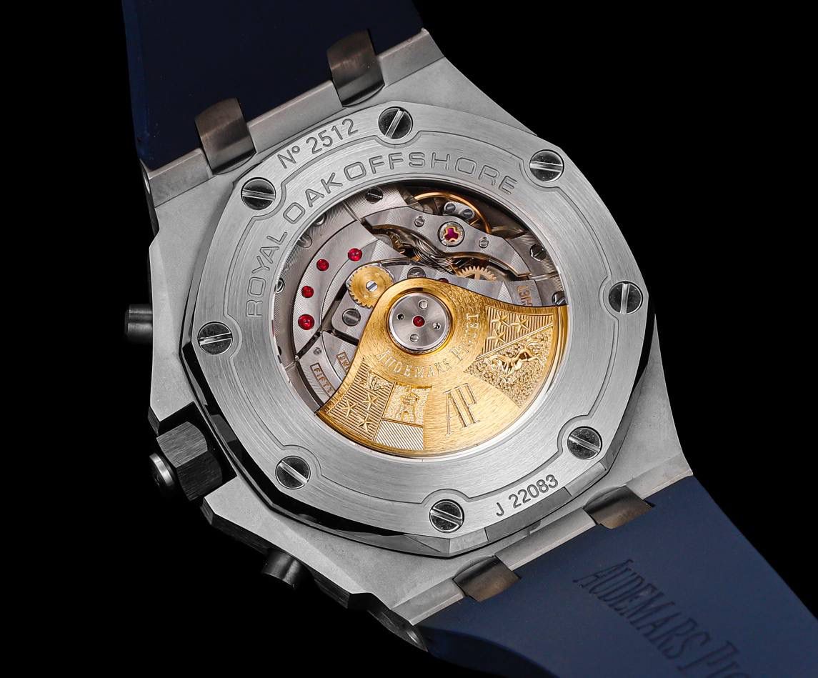 皇家橡树离岸型26400/26238/26470系列正式登场！款式最全，做工最好的爱彼计时款腕表来了，有做工好的顶级货，廉价的小厂货就别去考虑了！ 1，机芯采用12位小秒的定制版3126计时机芯，完美还原原版所有功能。经过精密打磨，大大加强了其稳定性。 2，其中碳纤维系列表壳采用全新碳纤维复合材料——「Carbon TPT® B.4」打造，这种高科技材料比常规 Carbon TPT® 密度提高4%，纤维硬度提升15%，树脂强度提升30%，材料结构经过各项异性优化，保持轻盈同时无比坚韧，提供迄今最强的抗冲击性能。 3，字面颜色均采用目前最先进电镀技术，非几年前的简单喷漆技术。每一个巧克力格纹装饰，通过CNC级别打磨，无限接近原版。 4，同步原版搭载微微活动头粒，胶带采用进口氟橡胶材质，皮带采用美洲鳄鱼皮材质，更加耐磨耐造。