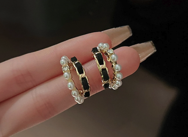 Black Velvet & Pearl Round Ear