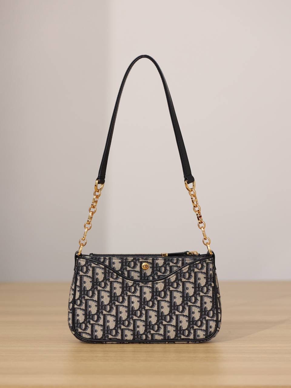 30 MONTAIGNE HOBO AVENUE👜✨ 尺寸：21 x 13 x 5 厘米 这款 Hobo Avenue 迷你手袋是二零二三秋季成衣系列新品，丰富了 30 Montaigne 系列，彰显复古魅力。 正面饰以同色调珐琅 CD 标志 宽大的隔层 2 个可拆卸小袋，其中一个设有 1 个拉链开合和 3 个卡槽 肩带链条部分采用同色调珐琅 CD 链环打造 配独家高定整套包装