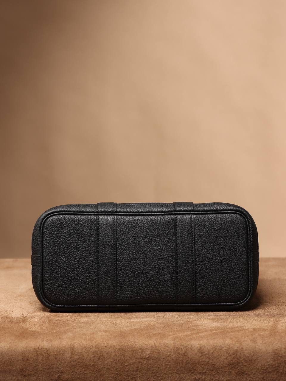 Hermes 爱马仕 Garden Party 30 黑色花园包👜✨ 尺寸：30*20*13cm 花园包独家渠道货，独家欧洲原厂皮原厂五金组装ZP尾单货，独一无二的天花板渠道货 面料是采用法国原厂的Togo皮，纹路清晰，颗粒感饱满，手感细腻，扑鼻而来的香味，爱不释手 版型真的是决绝子 喜欢大包的就入手吧 😍🤟🏻