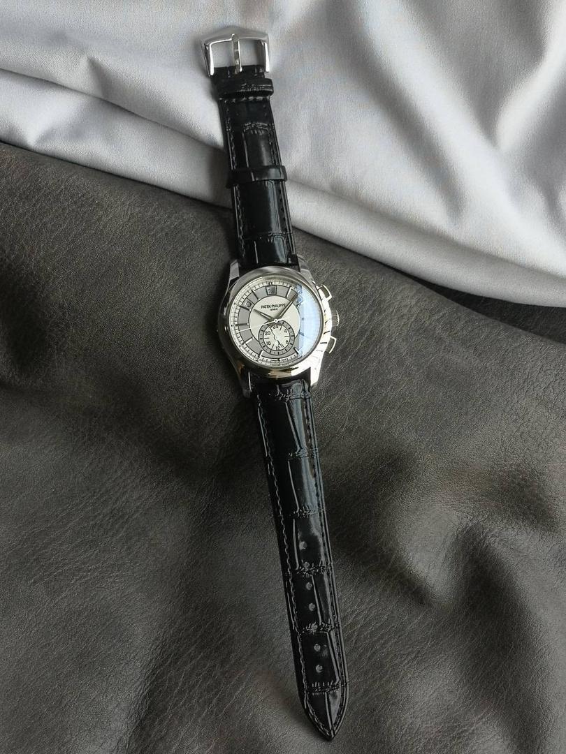 2024墙裂推荐 重金打造经典时计】——百达.翡丽复杂功能系列5905R-010重磅登场，迄今推出的首款Nautilus复杂腕表，以超复杂的工艺技术打造休闲运动腕表。 1⃣️小身板大能量：尽揽以下功能∶12点位日历功能 10点位星期功能 2点位星期功能 6点位24小时。所有功能都可正常使用。 2⃣️机芯采用复刻版Cal.240自动上链机芯，在实现外观的逼真前提下，功能一并完美诠释。 3⃣️改装大师独立制表人，倾情参与定制改装表盘颜色，给予独一无二的腕表增添有趣的灵魂！ 匠心力作 欢迎各位表友品鉴！