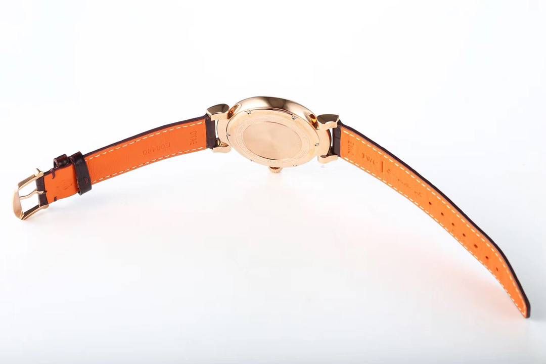 IWC达文西系列 【温文尔雅 表中典范】MK万国新款腕表——达文西356601横空出世。尺寸40毫米X10毫米 柔软耐用的ITALY小牛皮表带配合传统式精钢表扣，最大限度满足了舒服贴手的体验。【表壳】每一个浑圆型的表壳都经过mk制表师专心致志的打磨，可移动式表耳使表带更加贴合手腕。两者配合使腕表产生独特的复古魅力。【表盘】铜制的表盘加入镀银的工艺 mk探索正品工艺不断挖掘原装技术本源。每一个阿拉伯刻度都由mk制表师镶贴而上，体现其精湛的技艺。字面上的logo印刷采用于原装一样的浮雕式印刷工艺，美轮美奂且富有立体感。【机芯】采用优雅纤薄的海鸥2892自动上弦机芯，具备逆时针调试日历的功能（吻合正品）我们精心制作出万国表独特的外观魅力，更是追求复刻其内在的灵魂。