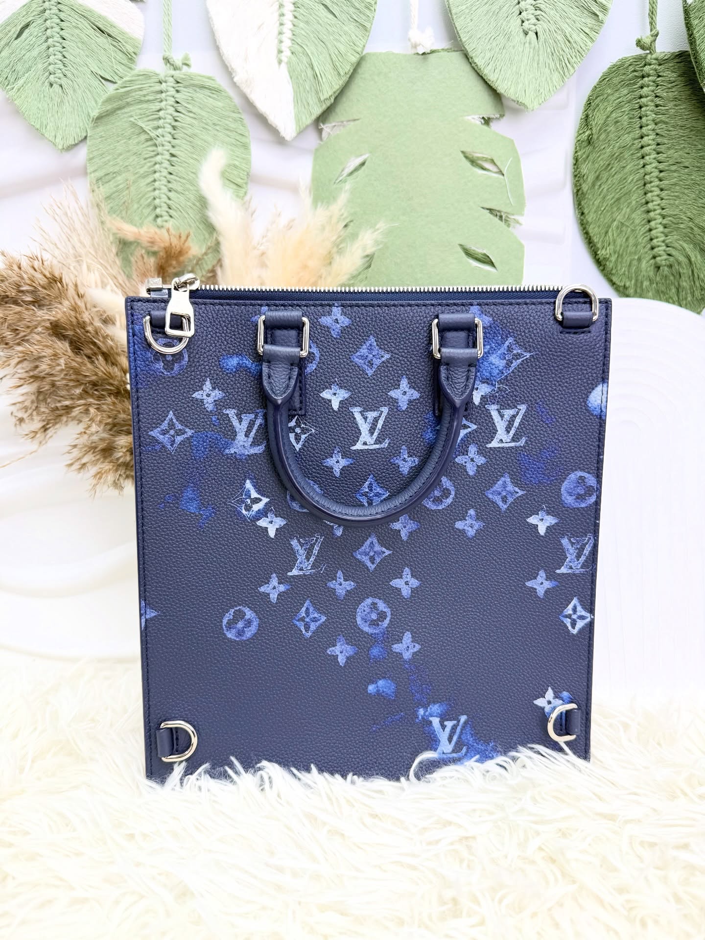 lv👜 PRE OWNED 🛍️ 藍米琴譜袋 特別版 有肩帶  Size: 24*6*28cm 配件 -肩帶🫶🏻  優惠價 $14980  #收袋王  喜歡的話快點pm/whatsapp 我們💓 銷售熱線51111 321（whatsapp)  我們服務包括有：手袋飾物回收、手袋置換(一換一、一換多也可以） 、專業手袋鑑證、專業手袋護理 Is 購買方法 🏢親臨門市 荃灣南豐中心15樓1521室（荃灣地鐵站a出口1分鐘到）敬請預約 ❤️只賣正品正貨，任驗💓🫰🏻 ❤️‍🔥本店為香港註冊公司絕對真貨，信心保證👍🏻 🫰🏻本店設有鑑證服務，有駐場鑑證師  ✨歡迎追蹤我哋各個平台緊貼最新優惠x貨品🔥😍 👇🏻👇🏻👇🏻👇🏻👇🏻👇🏻👇🏻👇🏻  ⭐️Instagram: aoaocave  🌈Facebook: aoaocave收袋王  🔥Carousell: acluxuryhk  👆🏻👆🏻👆🏻👆🏻👆🏻👆🏻👆🏻👆🏻  ___________________________  Disclaimer🫰🏻All trademarks and copyrights are reserved to the original brand holders. @AOAOCAVE sells only authentic goods and is not affiliated with any of the brands mentioned.  @AOAOCAVE 跟任何品牌無關，而且沒有持有任何品牌資版權，亦沒有與任何品牌合作。所有商標及版權歸屬於品牌坊所有，帖子只作分享用途。  #aoaocave #手袋回收 #名牌買賣