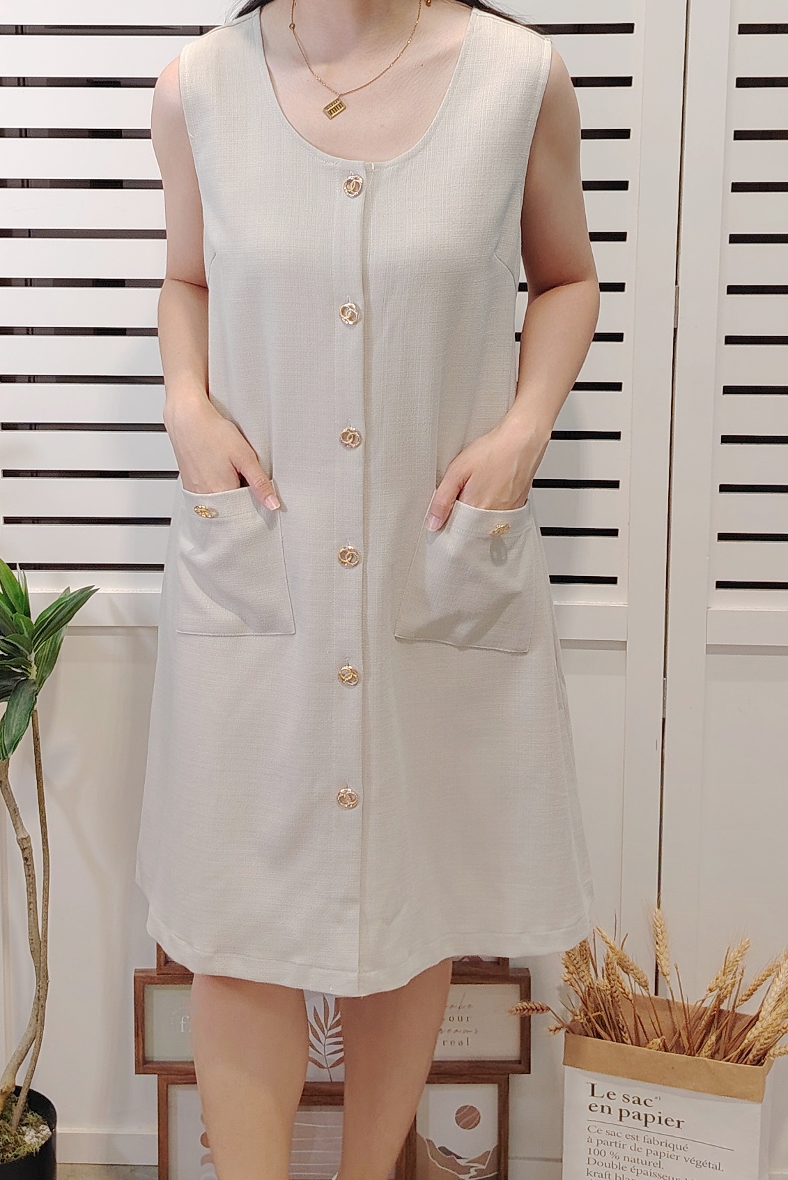 Z01377 Lady Style Sleeve Less Dress