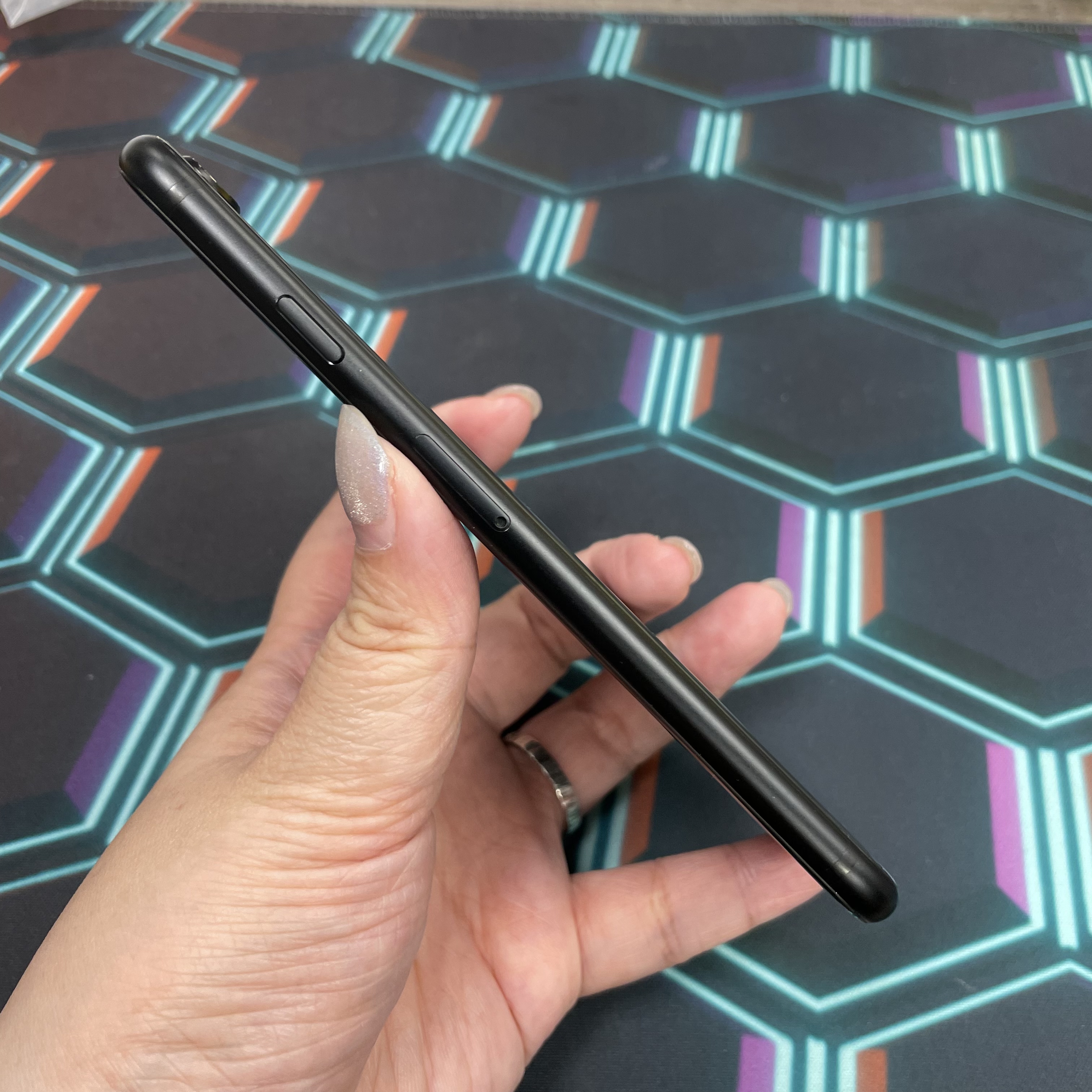 *7068 SE 2 勁靚機 128GB 電79 黑色 black