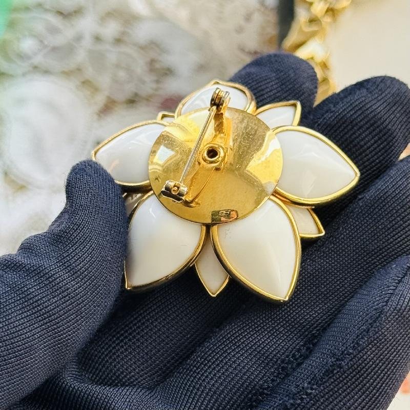 RARE! C.a. 1960s Crown Trifari Molded Milk Glass Three-Piece Jewelry Set - Necklace, Clip Earrings and Floral Brooch (MT1851)