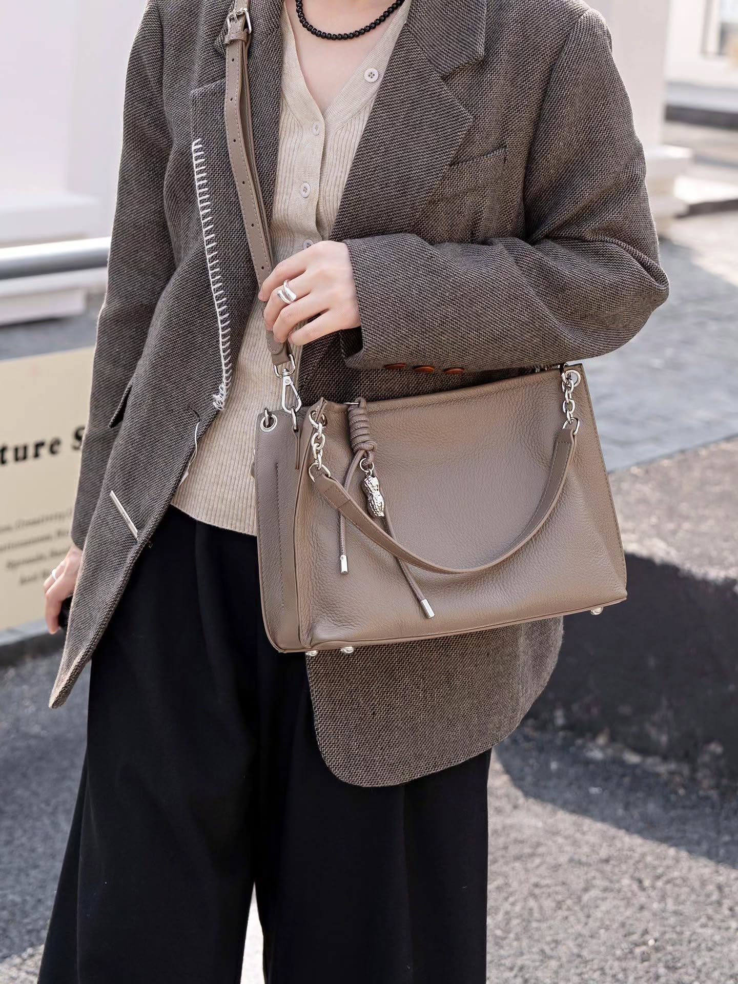 77-32# 铁扣手提斜挎包头层牛皮自然摔🇨🇳