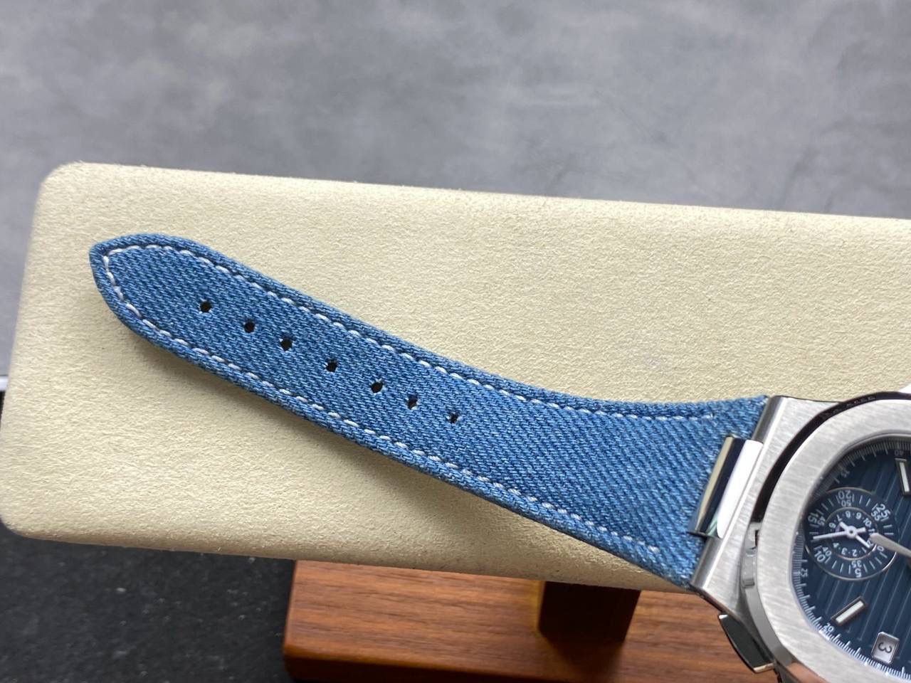 V2版真功能🌐真小秒！3K工厂 百达翡丽鹦鹉螺5980/1A-014多功能计时腕表V2版本，真小秒、真功能！【表壳】腕表尺寸40.5毫米，同正品一致的枕型表壳采用正面拉丝，侧面抛光的两种工艺组合，层次感分明，质感十足。尽显精湛工艺。【表带】采用原装表带一比一量身打造，每节表带的中央抛光部位，都能呈现钻石的形状，尽显高级质感。【机芯】3K厂采用定制版PP.CH28-520机芯，完美还原正品，时分秒，日期，和计时大秒功能。3K匠心之作，欢迎各位表友品鉴🌐