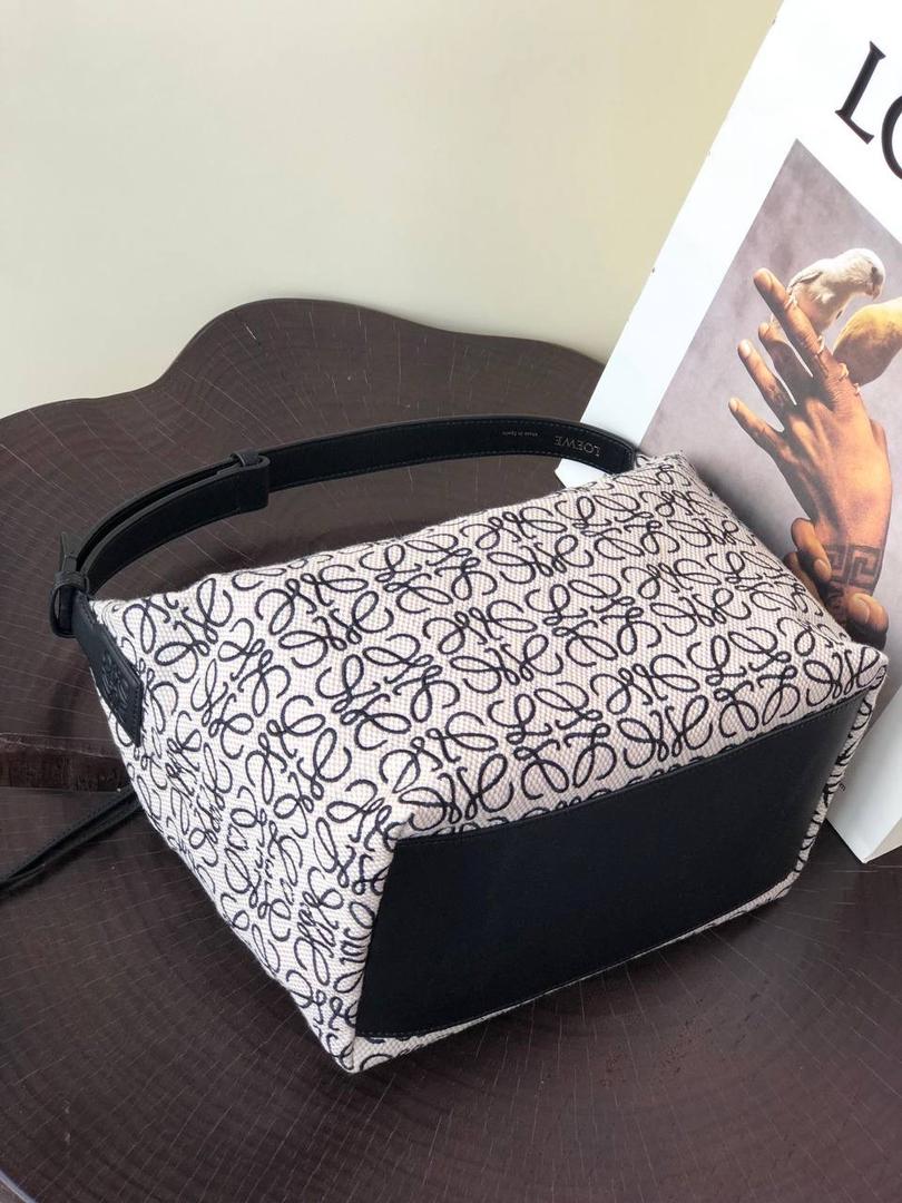 * 𝘊𝘶𝘣𝘪 𝘈𝘯𝘢𝘨𝘳𝘢𝘮 提花布手袋✌️ 大号尺寸:27-17-22cm（顶部宽处34cm） 编码:062102黑白/布 包包面料挺括度适中，没有固定形状 ，背上出门慵懒氛围感十足😘，肩带可以调节，伸缩至腋下背，单肩，手拎皆可