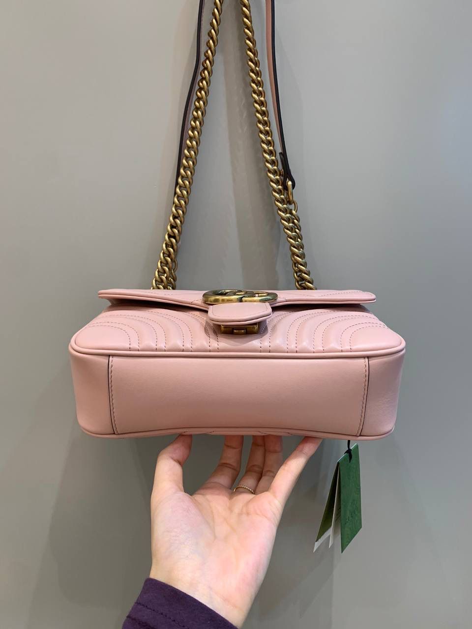 新背景实拍正品级 。经典款金扣粉色22cm‼️ 粉色终于来皮了，你们一直在喊我出的颜色，这个颜色很难得，原厂皮很稀奇，所以有没有货都要看运气，像绿色至今为止一张对版皮料都没有来过，这个颜色也是很适合现在的季节，搭配衣服很仙女，男的看了都拒绝不了吧这个颜色，我拍照也被这个颜色种草了‼️ 型号446744；尺寸22/13/6cm