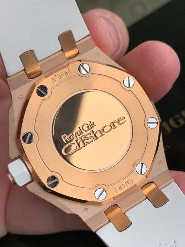 🚀全网独家新款，官网已停售 爱彼女款，皇家橡树离岸型，原装瑞士石英机芯、37表盘、厚度11.1毫米，原装进口防尘表带，反炫光处理蓝宝石水晶玻璃、包18K玫瑰金镶钻，32颗VV S足反南非真钻、精美绝伦、37表盘男女通杀！数量不多、手快有手慢无！