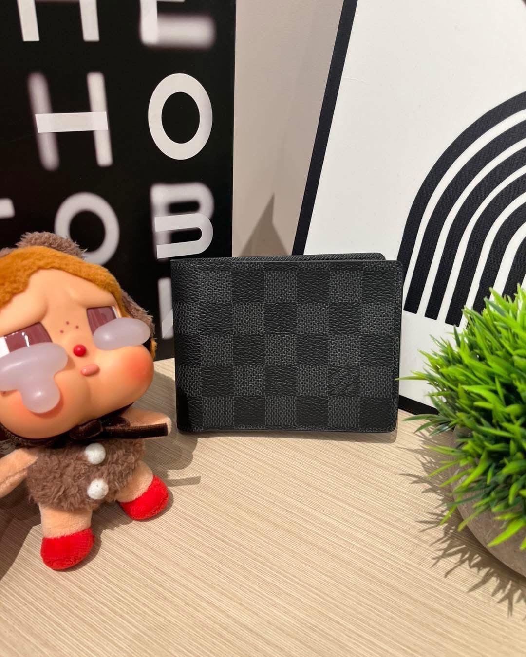 Lv multiple wallet 100%Authentic 98%new✅box