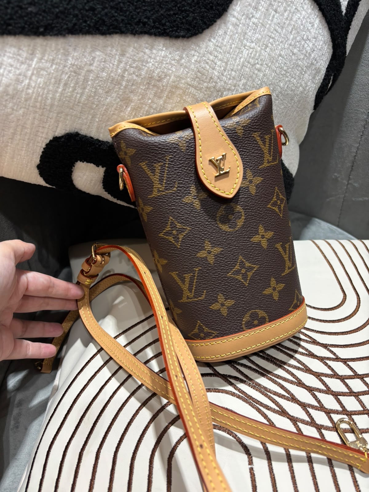 Lv Fold Me Pouch Shoulder Bag M80874 100%Authentic, 98%new ✅dust bag