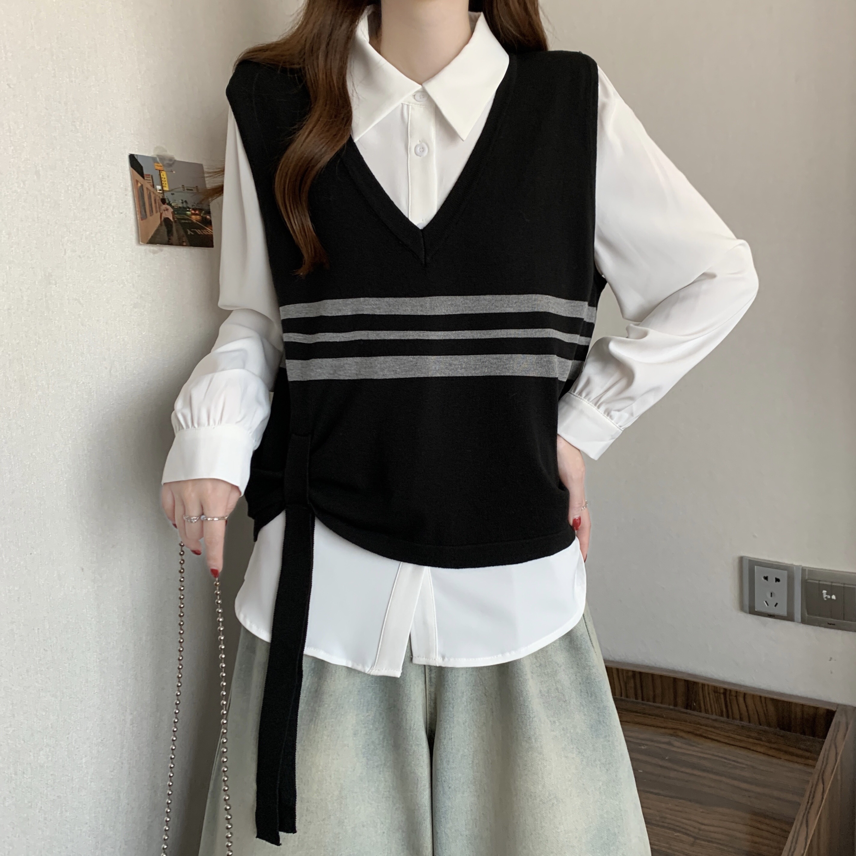 B140(69420+62158) 韩系长袖白衬衫与撞色条纹下摆飘带黑灰针织马甲两件套上衣