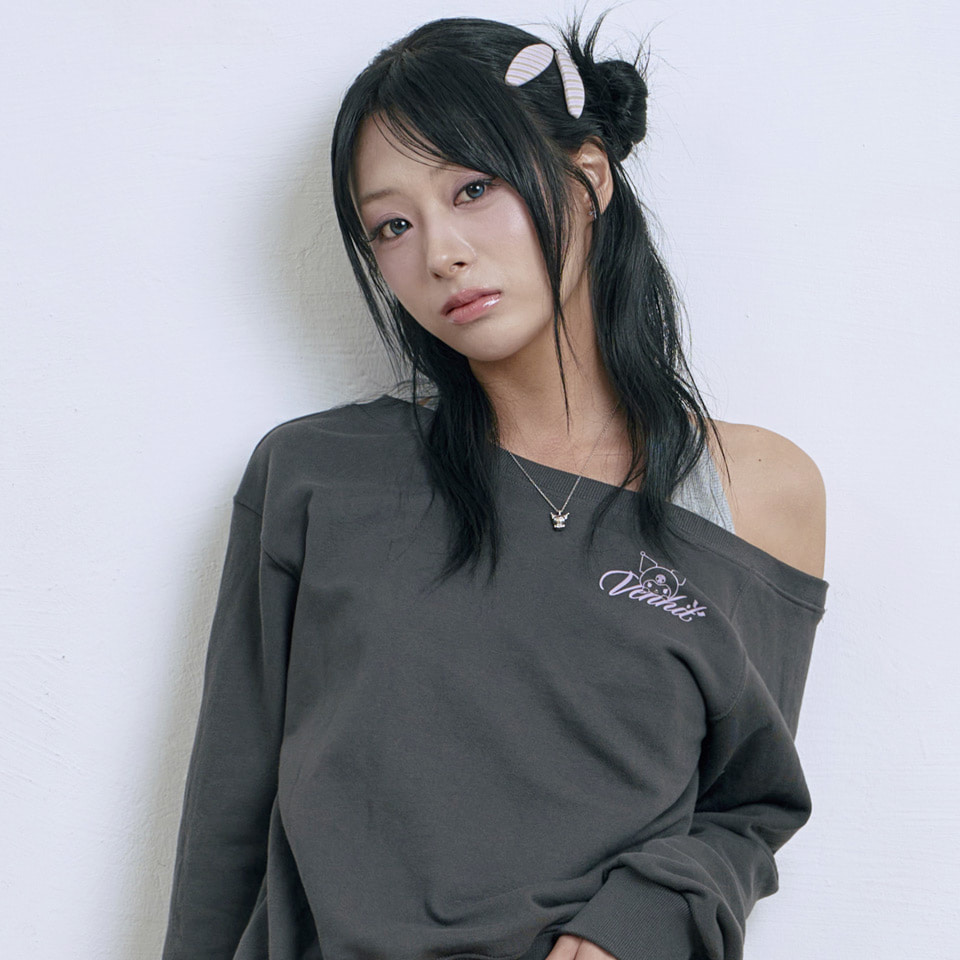 Venhit x Kuromi Off-shoulder Wing Sweatshirt (Black)