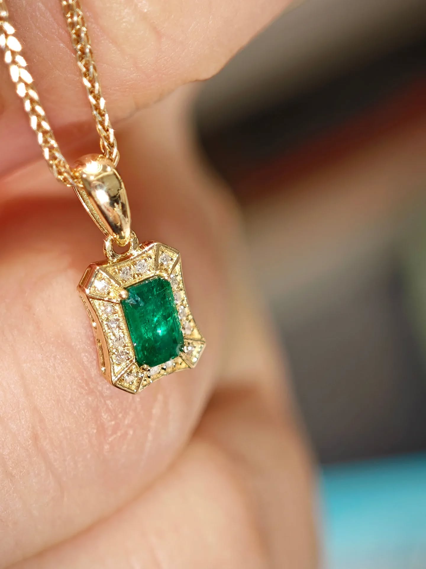 頸間一點綠，是恰到好處的精緻💚25分祖母綠吊墜，不挑穿搭日常戴也有高級感，越看越愛