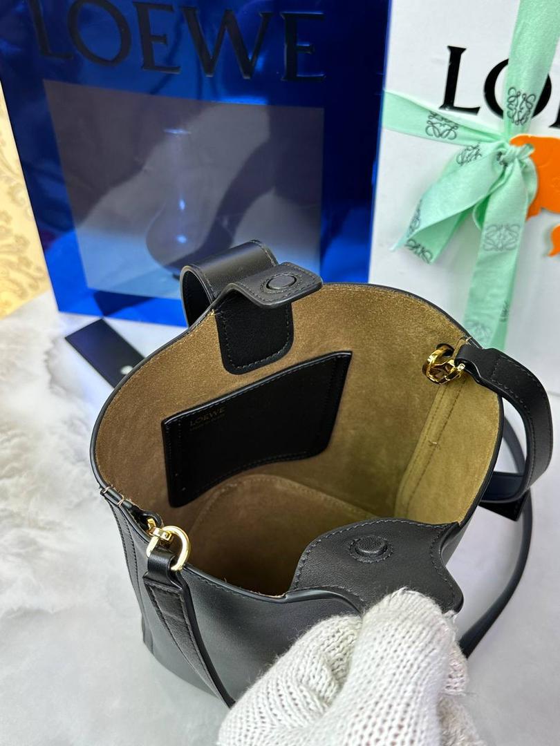 ♥️𝙈𝙞𝙣𝙞 𝙋𝙚𝙗𝙗𝙡𝙚 𝘽𝙪𝙘𝙠𝙚𝙩 ——【黑色平纹】 尺寸：𝟏𝟔-𝟏𝟔-𝟗.𝟓𝐜𝐦 编码：062339 【配全套礼盒】 🎈标志性Anagram鹅卵石点缀，配以纯粹简约线条以及瞩目设计风格，诠释全新𝙋𝙚𝙗𝙗𝙡𝙚手袋👜 🎈自带一根🉑拆卸🉑调节的肩带，一包多背，多样化风格，秀场大放异彩😀内里容量超大，日常实用性强👌 🎈配全套专柜礼盒🎁，给你满满的仪式感👀