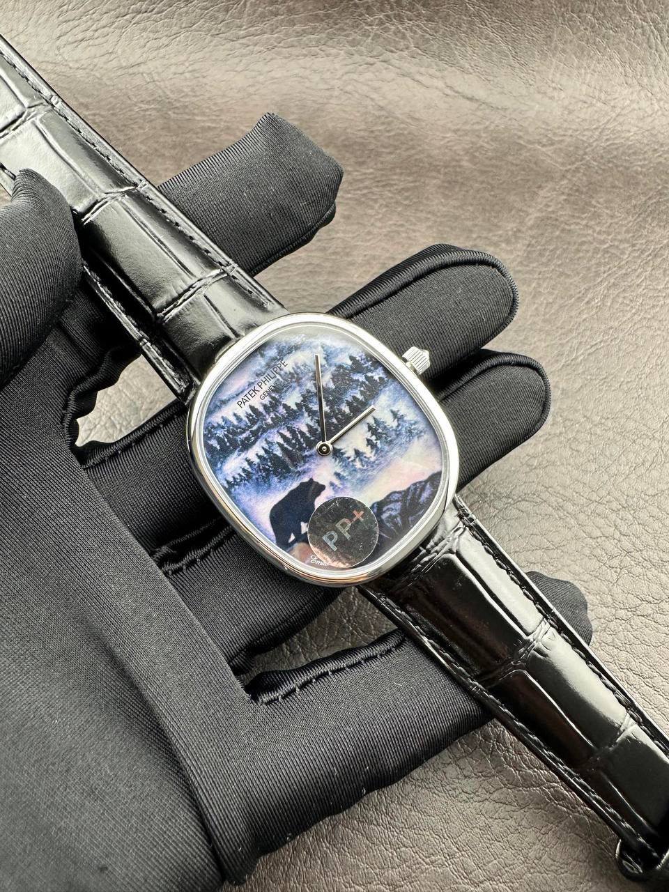 PP➕ Factory2025新品首发｜百达5738系列 68克配重版 复刻经典，更胜经典——GOLDEN ELLIPSE 黄金椭圆腕表重磅登场！ ✅ 黄金分割美学重塑：遵循1:1.6181经典比例，34.5MM×39.5MM椭圆表径搭配7.7MM纤薄厚度，复刻古典韵味与佩戴舒适度。 ✅ 316L精钢表壳：介于圆形与矩形之间的别致椭圆轮廓，还原原版线条张力，质感细腻出众。 ✅ 3D立体云贝母表盘：专属浮雕打印工艺，折射神秘深邃光泽，告别市面暗淡平庸款，上手自带高光。 ✅ 定制进口小牛皮表带：21X16尺寸对版原配，搭配同型椭圆表扣，与表壳设计遥相呼应，贴合手腕更显格调。 ✅ 9015精准机芯：走时稳定精准，兼顾实用性与耐用性，日常佩戴无压力。 PP➕不做“远观款”，只为呈现最接近原版的真实佩戴体验——从细节质感 to 上手触感，每一处都经得起近距离审视，让经典韵味在腕间完美延续！