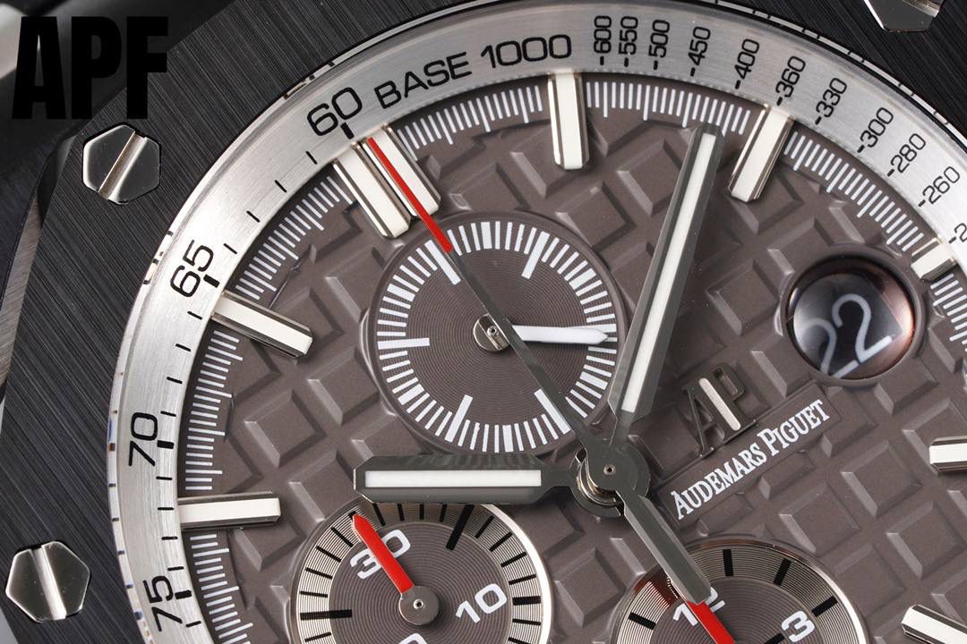 APF厂“新配色”爱彼皇家橡树离岸型26405系列陶瓷腕表 秒杀市面上所有版本“封顶之作 杜绝一眼假”在原有的基础上 潜心研发 突破壁垒 “打破原装封锁技术，同步原装独家计时码表款可松动头粒”使上手最大程度贴合手腕，大大提高了佩戴的舒适 同时也杜绝一眼假的尴尬处境。APF厂真正做到从每一个喜欢手⌚️的表友角度考虑 1. 表壳与圈口的选料，使用进口的氧化锆，无需任何颜料，以超高的压力与超高的温度锻造，形成超高密度的彩色陶瓷 2.采用最新CNC级别的打磨技术，将整个表壳的个个角度完美处理， 3.每颗六角螺丝都与表框处于同一平面上，不接受一丝一毫的凸显与凹陷，真正诠释了何为顶级复刻艺术 4.表盘以爱彼经典的大格纹为背景，层次分明的方格排列，经过完美打磨，将匠人的工艺体现的淋漓尽致 5.镜面采用双面蓝宝石镜片，天然橡胶皮带，6.机芯采用原装3126的计时机芯，十二位的小秒，6点钟位和九点位的12小时计时与30分钟计时，完美的还原了原版的所有功能，每块手表APF厂都经过人工QC确保机芯的稳定性，真正做到无可挑剔 欢迎各位 表友鉴赏💯🔥