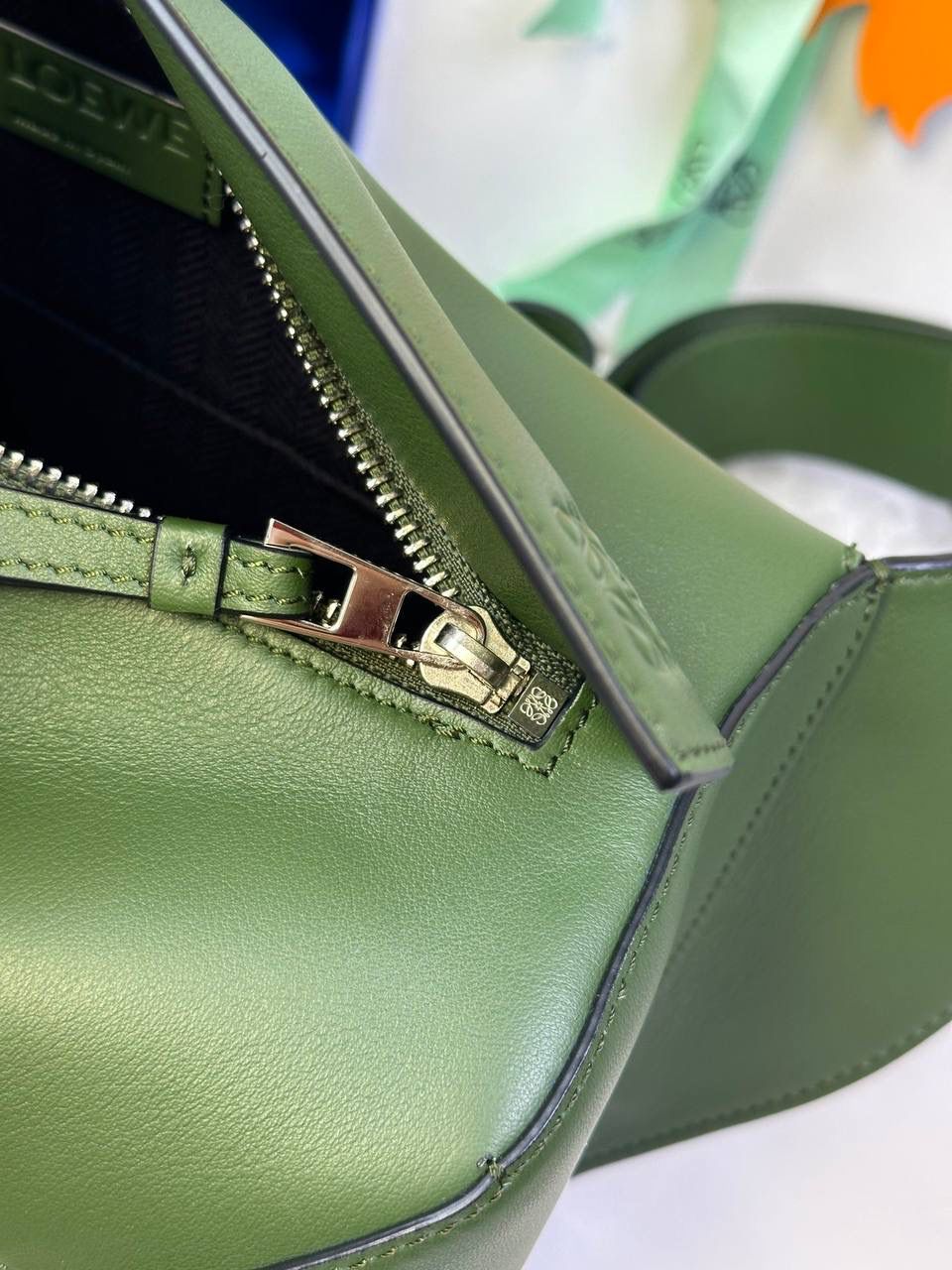 ⭐️最新升级版𝟮.𝟬-𝗣𝘂𝘇𝘇𝗹𝗲腰包⭐️ （森林绿🌳到货‼️） 尺寸：𝟮𝟰-𝟭𝟬.𝟱-𝟭𝟲𝗰𝗺 款号：052343 👉🏻长方体形状和精确的切割技巧创造出Puzzle 腰包以及独特的几何线条成为 “Loe罗家”的著名代表作~ 👉🏻金属搭扣开合，刻有标志logo徽标，可调节肩带，翻盖大容量插袋和一个外部拉链口袋，🐂柔软细腻napa小牛皮，正品Ykk五金，Anagram压纹，人字纹棉麻帆布内里 👉🏻（男女♀♂同款）大小非常合适。胸包、背包、单肩、斜挎 腰包五种背法任你解锁🔒 👉🏻 （独家背景➕独家品质➕独家包装➕独家控制对版细节📦➕精致全套礼盒套装❤️） 重点：让你花最少的钱💰体验最大的仪式感❤️