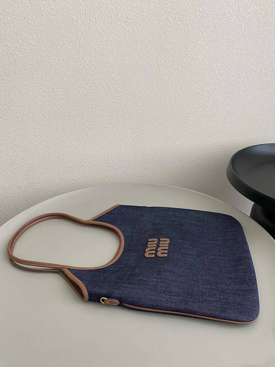 🈶牛仔蓝 𝗠𝗶𝘂𝗠𝗶𝘂托特 爱上miu的快乐 就是不断创新 不断惊喜 造型从纯色到拼皮再到帆布 每一版都能打 能爆，真的杀疯了 35×40cm #F0110m