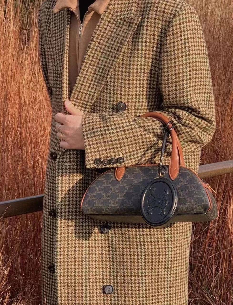 🔥大货实拍图 𝗖𝗘𝗟𝗜𝗡𝗘 ♥ 𝗧𝗥𝗜𝗢𝗠𝗣𝗛𝗘 𝗧𝗘𝗖𝗞𝗘𝗟 型号：197402 尺寸：31*14*10cm 钟情于CELINE的原因之一，可能就是因为她有着吸引人的百变感，不管是平时上班通勤，还是约会聚会，上身都很百搭而且很给整体气质加分，一点儿都不挑场合，能跟我的每一套搭配都融合的很微妙。