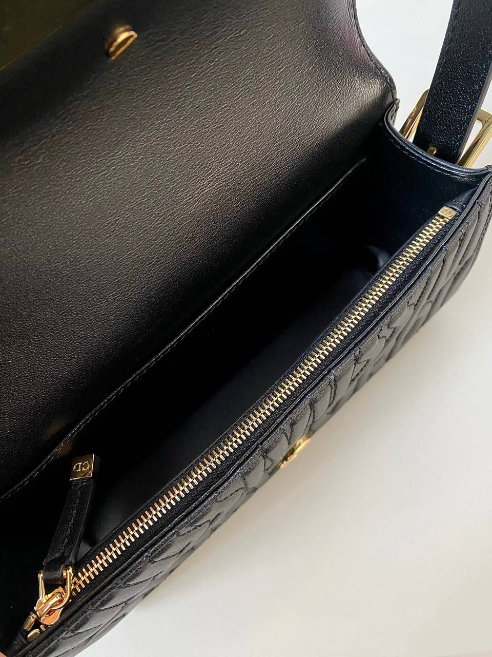 🈶黑色 𝐌𝐢𝐬𝐬 𝐃𝐢𝐨𝐫腋下包 哇！实物是超预期的 从五金到皮质都非常奢华，很好看 牛皮的材质有型又耐久， 立体的字母手感彰显个性！ 空间，日常通勤或约会都很不错哦 大小刚好，腋下背气质又时髦 22×11×6cm #3410m