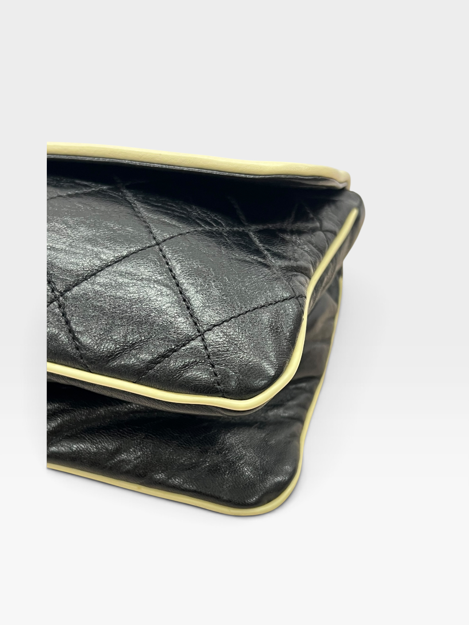 Pre-Owned CHANEL 2.55 East/West Flap Bag / Product Code: 082804