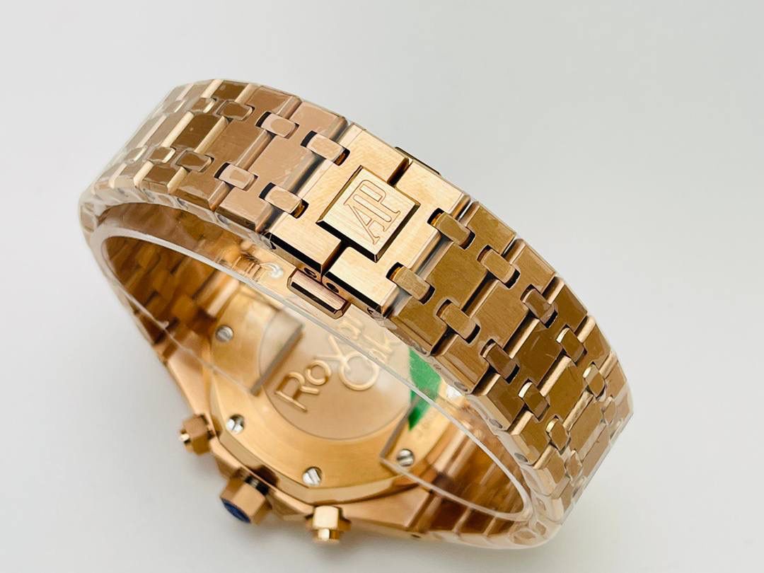 AP爱.彼皇家橡树系列26331OR多功能计时机械腕表41MM！ 1⃣️【机芯】7750改原装机芯 6字位小秒 功能与原装一致！ 2⃣️【表镜】表镜选用进口蓝宝石玻璃镜面！ 3⃣️【表壳】采用进口316精钢表壳，表壳通过拉丝和部分抛光打磨处理之后，忽明忽暗展现出精致而硬气的独特气质！ 4⃣️【头粒】头粒设计与专柜一致可以微调 佩戴更佳贴手舒适 经过多道工序的打磨和磨砂处理，终把AP特有的八角型表圈表达出棱角分明的线条！ 5⃣️【表盘】超强夜光显示，可以在任何环境下读取时间！