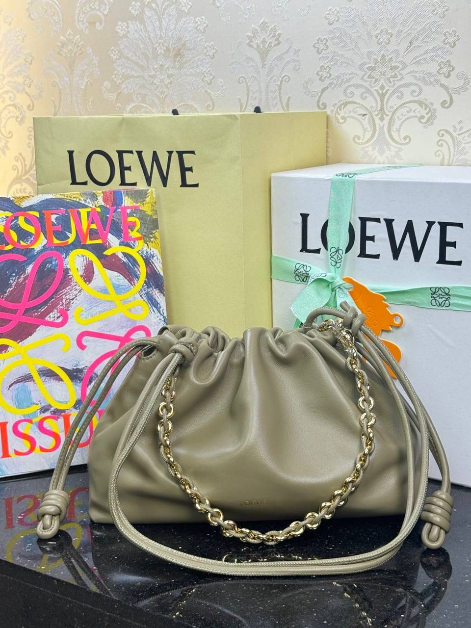 🎈中号链条款𝙁𝙡𝙖𝙢𝙚𝙣𝙘𝙤 𝙋𝙪𝙧𝙨𝙚羊皮 ——【桉树绿】 尺寸：𝟯𝟬-𝟭𝟬.𝟓-𝟮𝟬𝐜𝐦 编码：012403 【配全套礼盒】 👉🏻延续福袋收缩绳褶皱设计，羊皮包身手感细腻柔软❤️ 👉🏻链条肩带➕皮肩带的双肩带设计，时尚百搭，给足了集美们多样化的选择。肩带可拆卸可调节，磁扣开合，正面烫金𝙇𝙤𝙜𝙤，呈现出高贵典雅的视觉感😍 👉🏻独家背景➕独家品质➕独家全套砖柜礼盒套装，市场高端品质皆在我手✌🏻