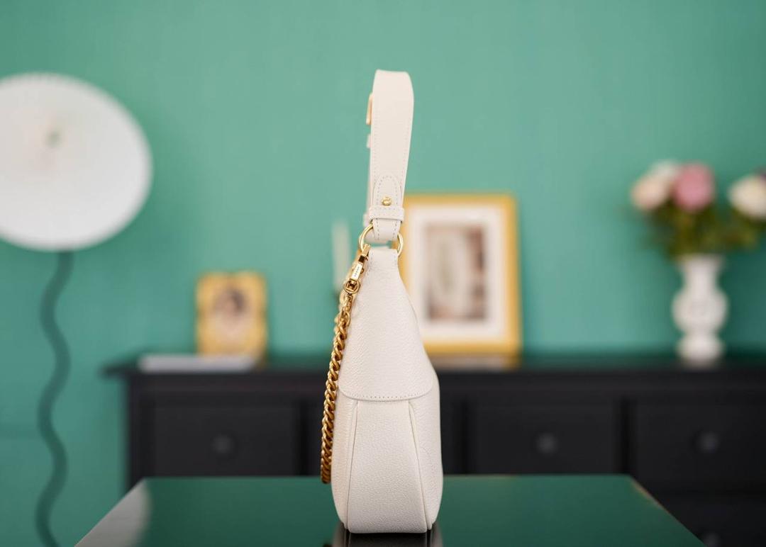 🥯Aphrodite系列小号新月造型肩背包 白色25cm 正品售价,500 复古又高级的新月造型，近期热搜新品 版型超正，实物真的超级美 山羊皮柔软但却耐造 三根肩带，实现多种背法~ 官方款号 731817 尺寸：25x 19x7cm