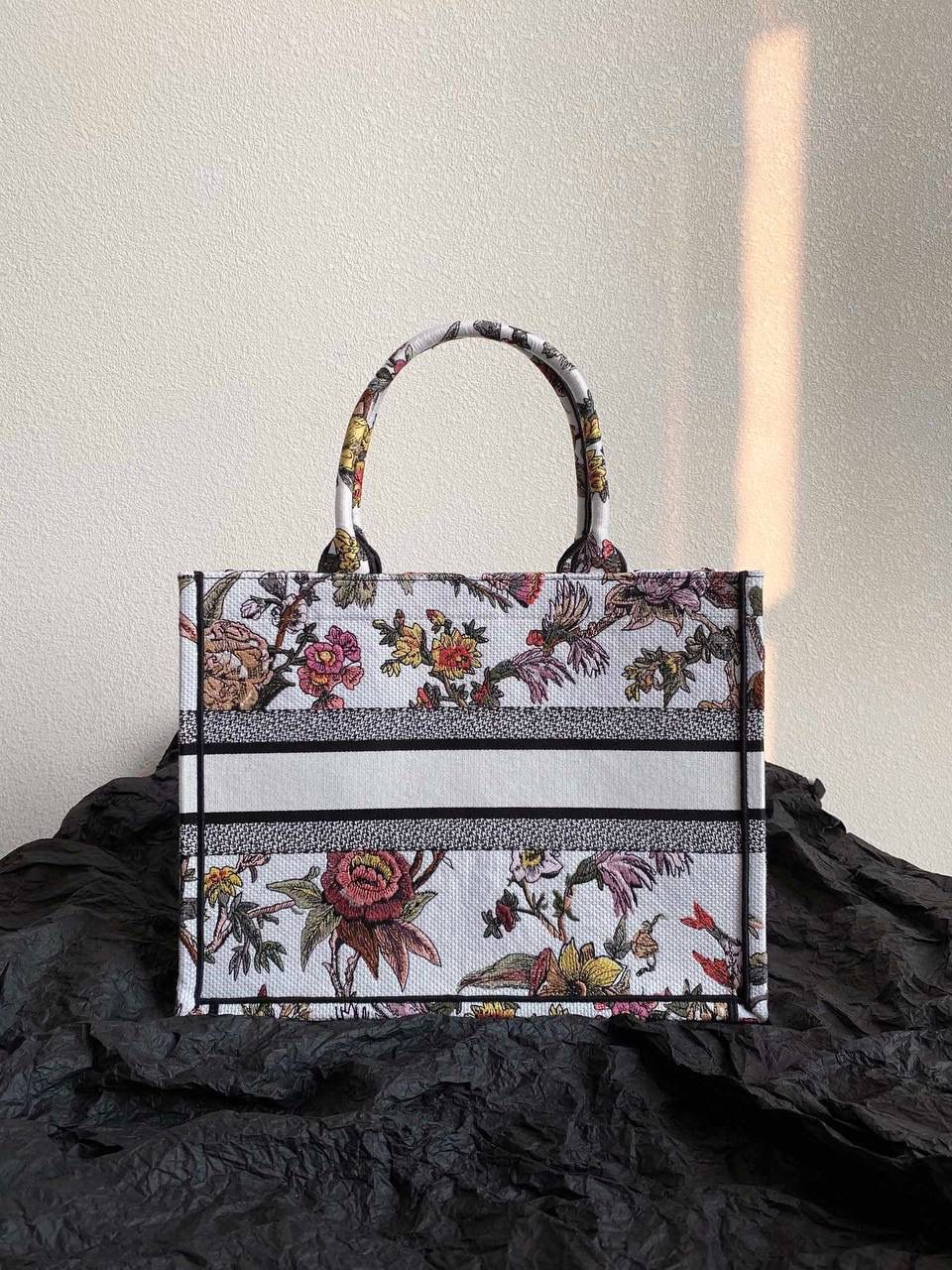 🈶植物花园，白色中号 𝗖𝗗 𝗕𝗼𝗼𝗸 𝗧𝗼𝘁𝗲 23早春度假系 浪漫的花卉刺绣，细节感非常强了💐🎀 栩栩如生，不言而喻的精湛刺绣工艺 握住只有你的花花世界吧 36×27×16cm