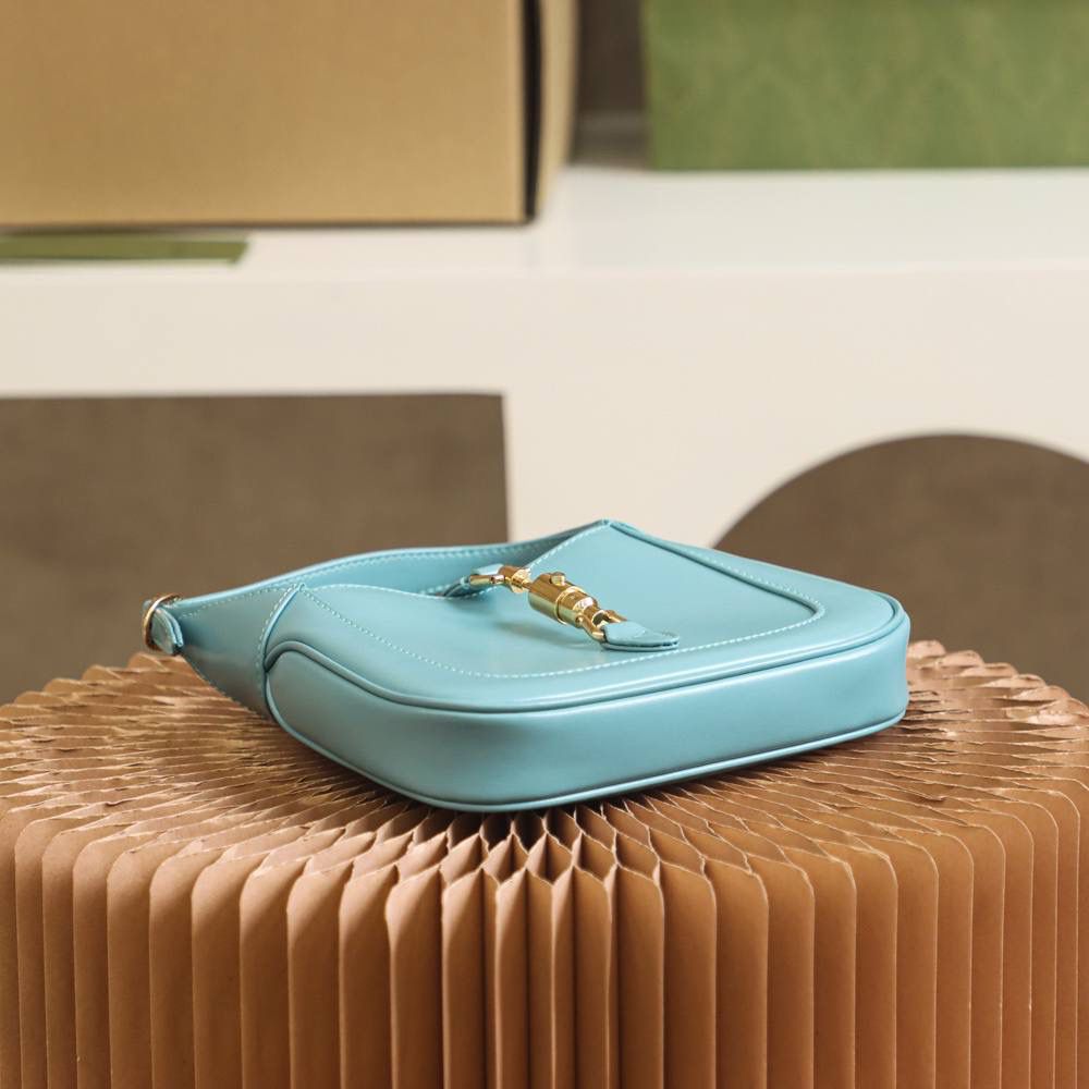 𝐉𝐚𝐜𝐤𝐢𝐞 𝐌𝐢𝐧𝐢 𝟭𝟵𝟲𝟭 ➻637091 原厂皮 ▶尺寸：19*13*3cm 经典𝐉𝐚𝐜𝐤𝐢𝐞 1961系列经典回归， 重新推出精致小巧的𝐌𝐢𝐧𝐢设计， 具有辨别度的样貌重回时尚前沿， 经典的样貌注入现代的时尚元素， 更加复古有高级感， 小巧的包身越看越喜欢， 两条肩带的设计， 更是让你拥有不同的感觉！🌈